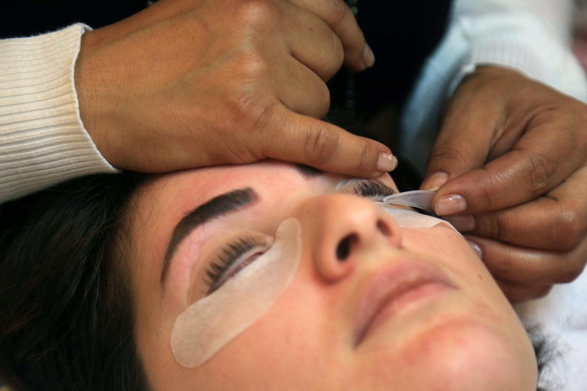 Eyelash lift perm treatment enhancing natural lash curl